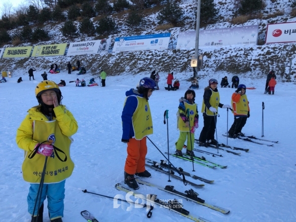    ※ 사진설명 : 스키캠프에 참여한 아동들이 스키를 타고 있는 모습 