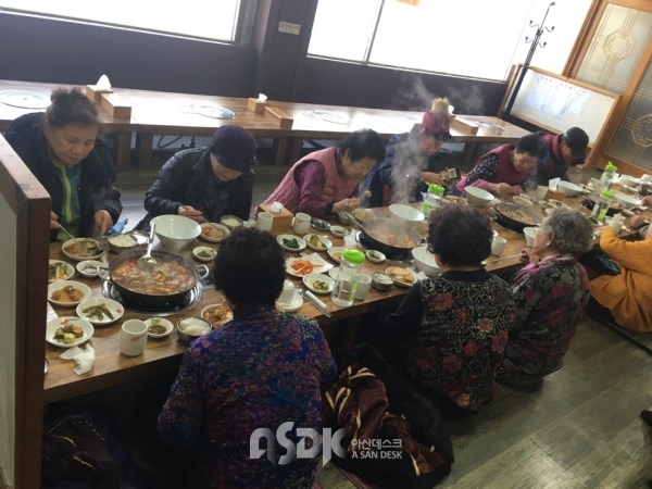 사진설명 : 다인정에서 어르신들 식사 
