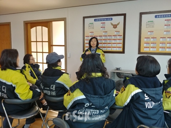 김홍자 대장이 대원들에게 주민 안전교육에 앞서 사전교육을 하고 있다. (사진제공 : 아산시청)