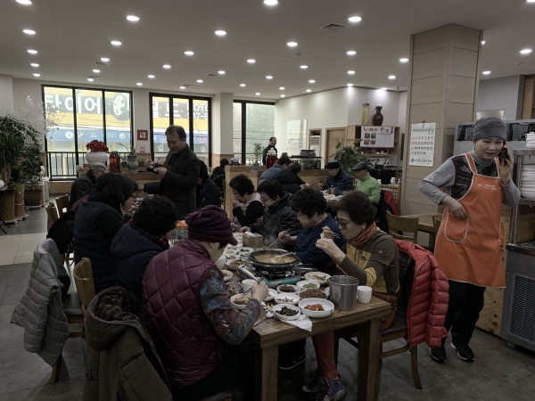 ※ 사진설명 : 1. 음식점에서 어르신들이 맛있게 식사를 하고 있는 장면