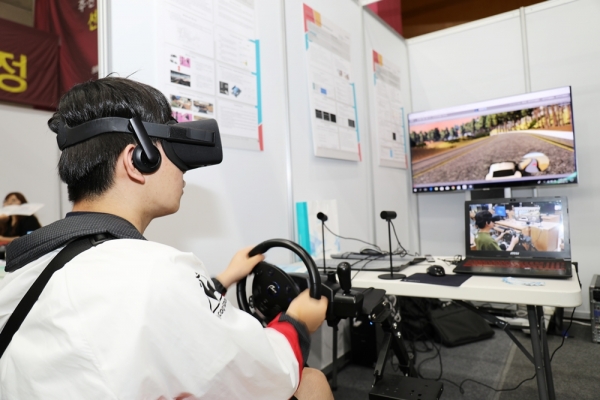 행사에 참석한 학생이 선문대 컴퓨터공학부에서 운영한 VR 자동차게임을 체험해보고 있다. (사진제공 : 선문대)