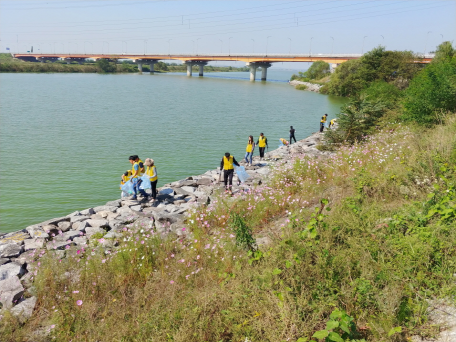 선장문화교회 봉사단의 하천 자연정화 봉사활동 모습(사진제공 : 아산시청)