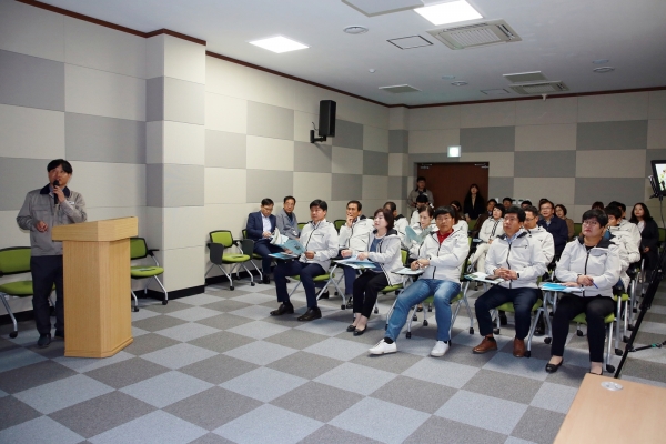아산시의원들이 도고·선장 물환경센터 주요시설물에 대해 관계자로부터 설명을 듣고 있다. (사진제공 : 아산시의회)