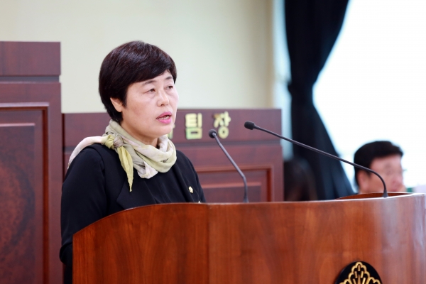 김수영 의원이 50만 자족도시 정주여건과 생활환경개선에 대해 시정질문을 하고 있다. (사진제공 : 아산시의회)