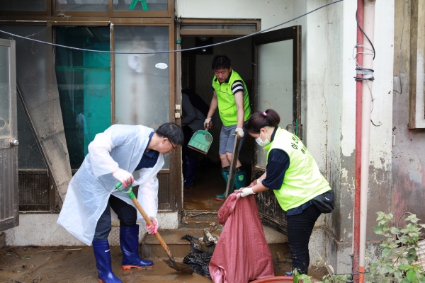 윤원준 의원이 집안에 가득 찬 토사를 제거하고 흙탕물에 오염된 가재도구를 정리하고 있다.