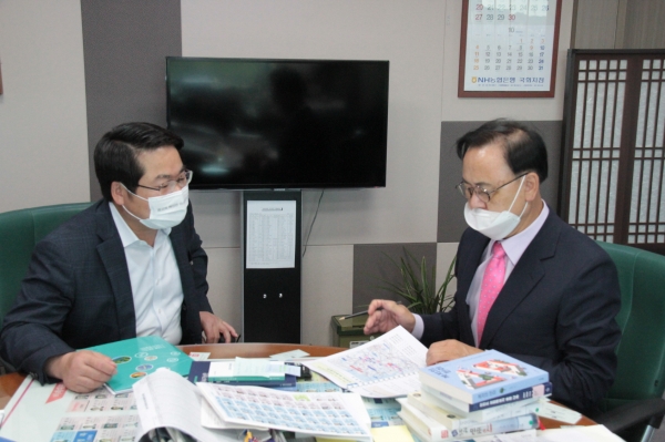 오세현 시장이 이명수 의원(왼쪽)을 만나 아산시 현안사업 및 국비 확보에 대해 이야기를 나누고 있다.
