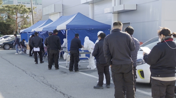 산업단지내 외국인근로자들이 코로나19 선제 검사를 받고 있다.