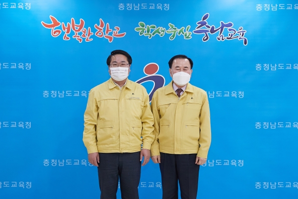 김지철 교육감과 오세현 시장이 면담을 마친 후 기념촬영했다.