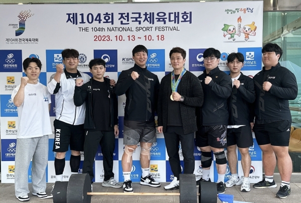아산시청 역도팀이 전국체육대회서 5개의 메달을 차지하는 성과를 달성한 후 단체 기념촬영했다.
