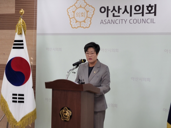 김희영 아산시의회 의장이 기자회견을 하고 있다.