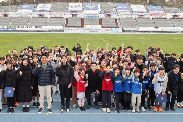 '2023 아산시체육회장배 육상경기대회' 참석자들이 단체 기념촬영했다.
