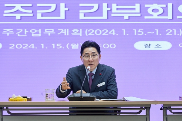 박경귀 아산시장이 주간간부회의를 주재하고 있다.